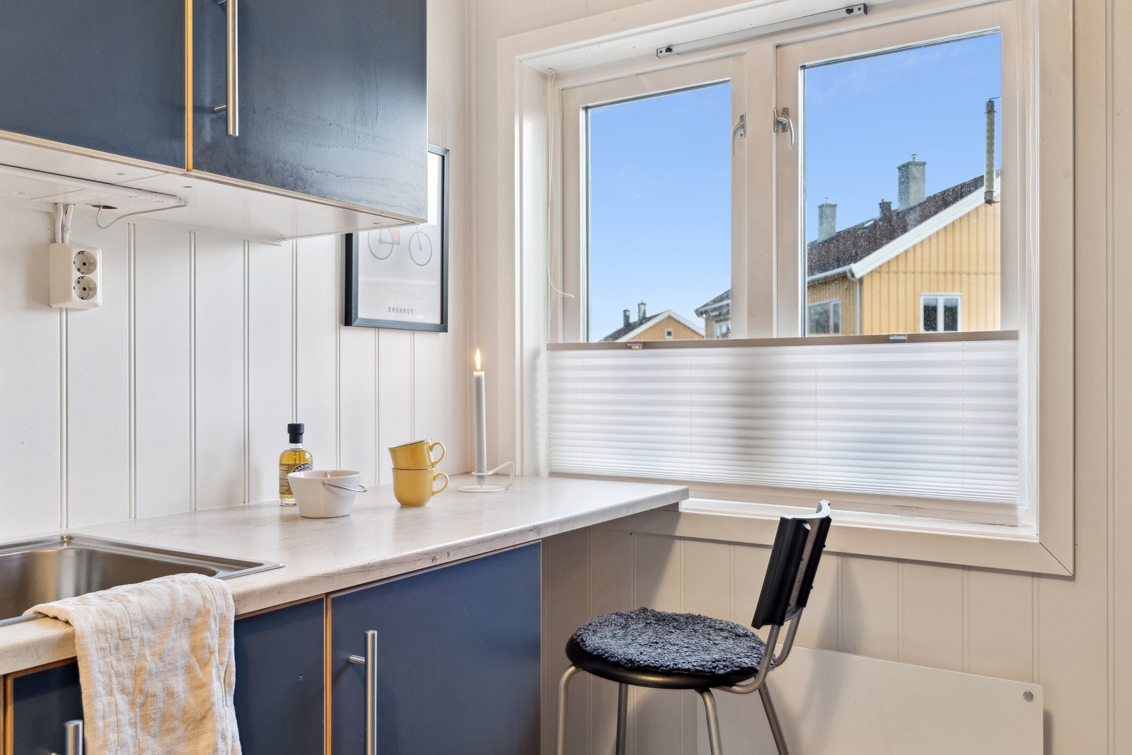 Ikea kjøkkeninnredning med glatte fronter og integrert stekeovn, platetopp og oppvaskmaskin. Galleribilde