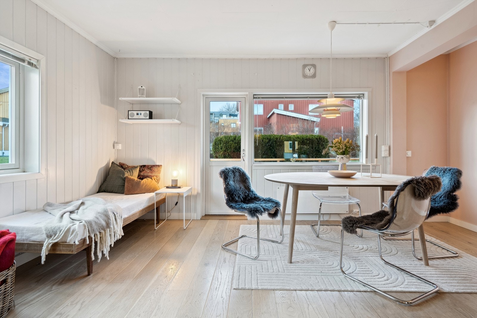 Stuen kan deles inn i flere soner. Med store vindusflater slippes det inn rikelig med naturlig lysinnslipp. Galleribilde