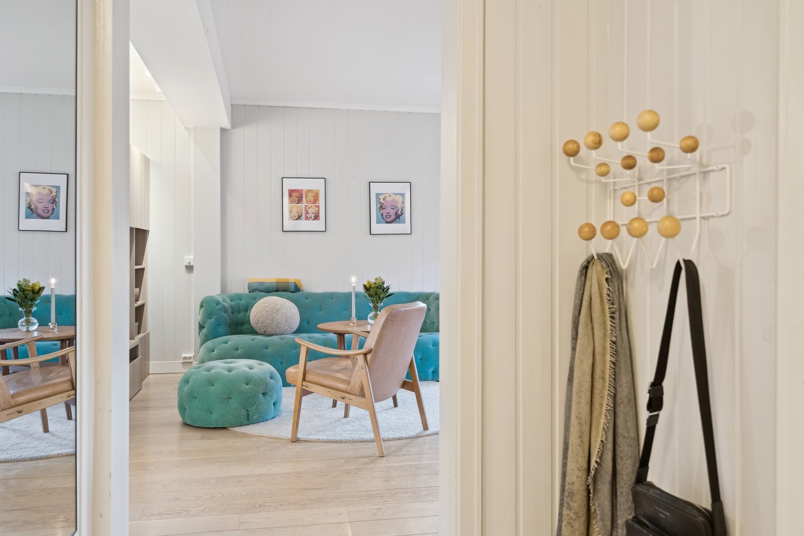 Videre inn fra gangen kommer du til stuen. Galleribilde