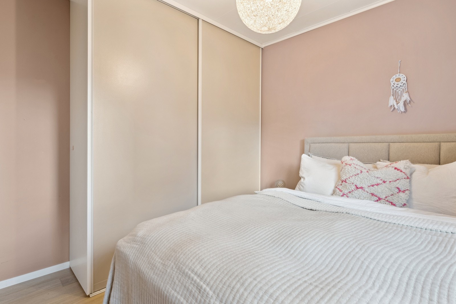 Her er det innredet med en praktisk skyvedørsgarderobe. Galleribilde