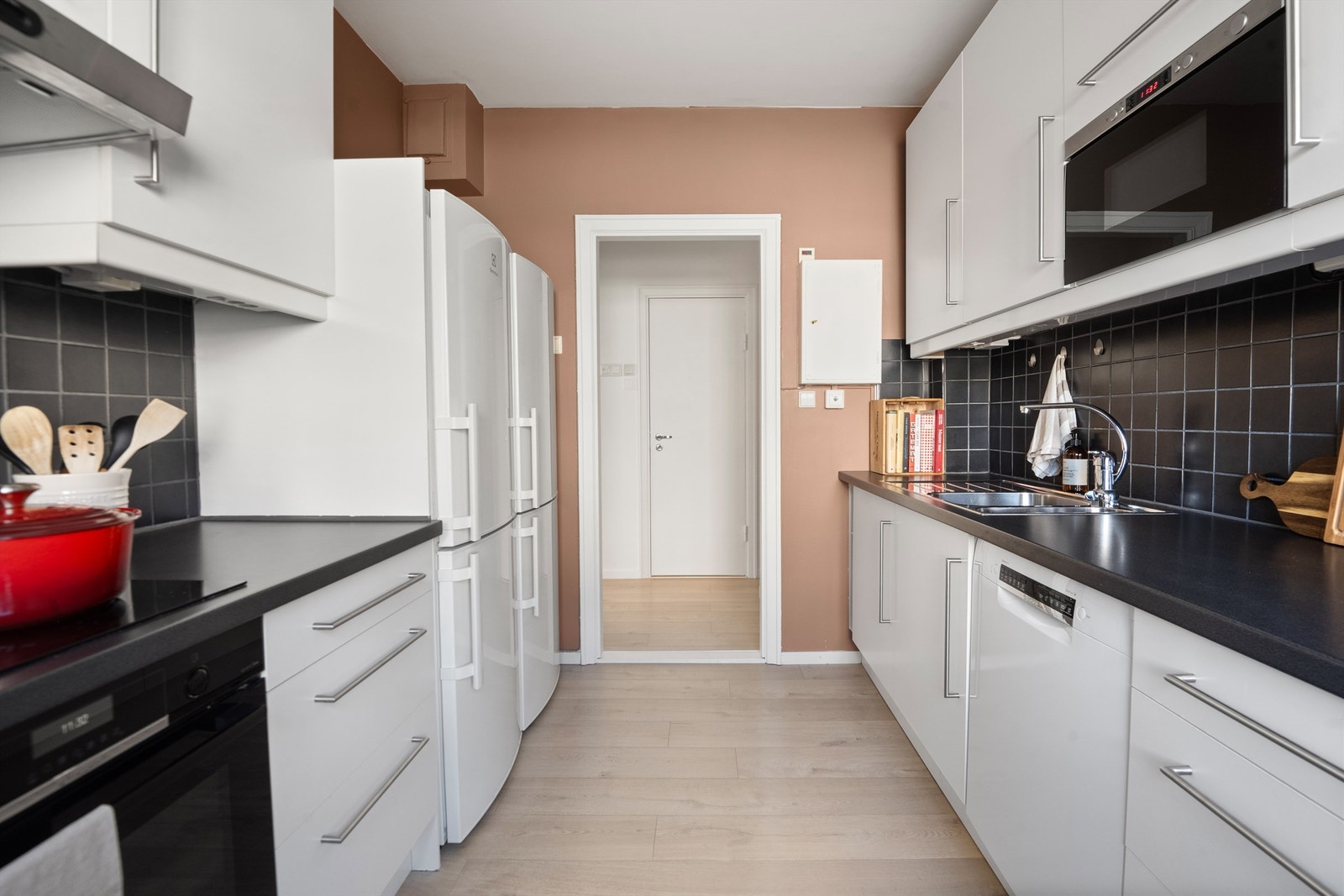 Innredning med slette fronter og laminat benkeplate, samt fliser på vegg. Oppvaskkum av stål med 1-greps blandebatteri og avløpsrør av plast, kokeplate, integrert komfyr med avtrekk av kullfilter over kokeplate. Galleribilde