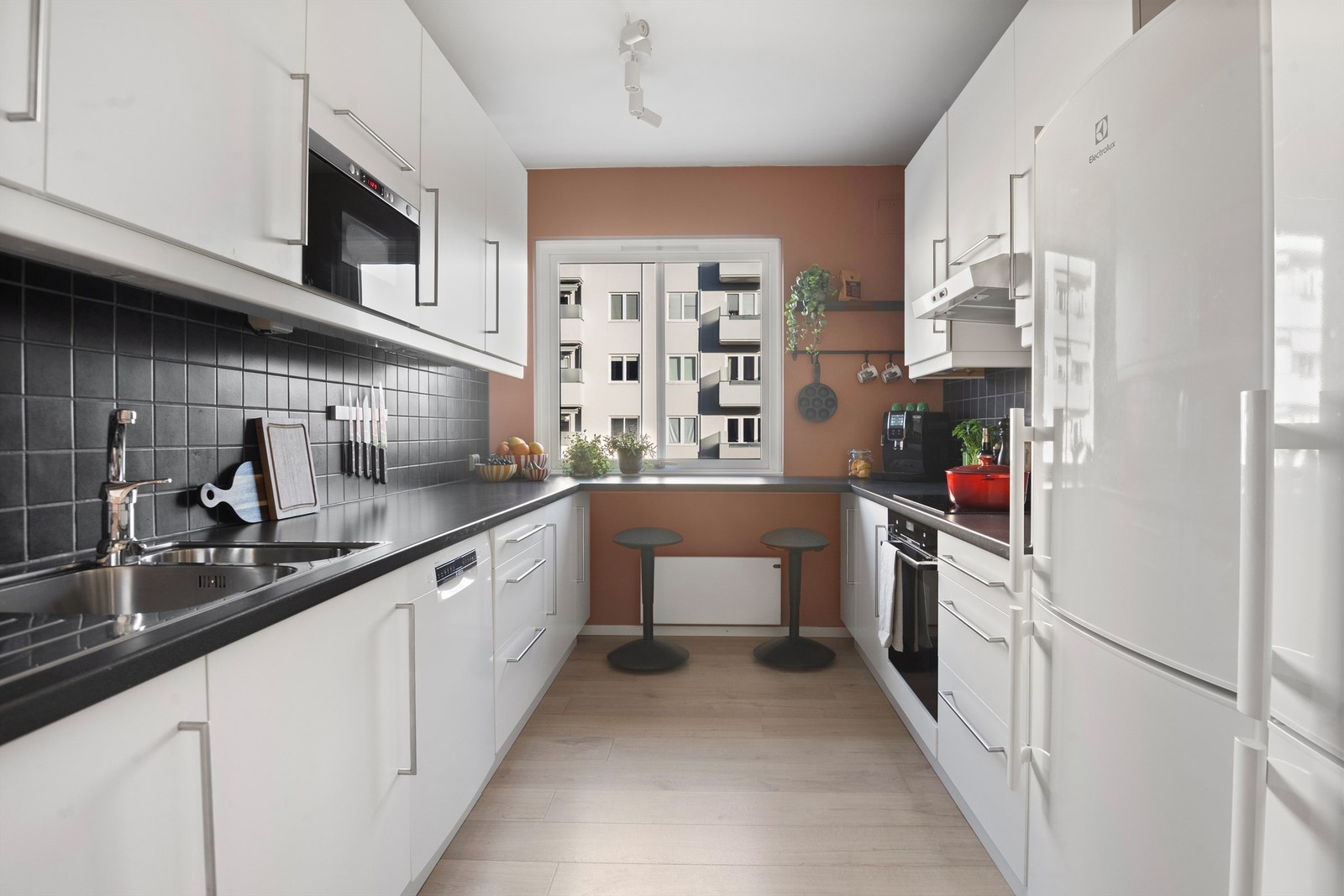 Romslig kjøkken med gode oppbevaringsmuligheter, og bra arbeidsflater. Ellers plass til barstoler/sitteplass ved vindu. Galleribilde