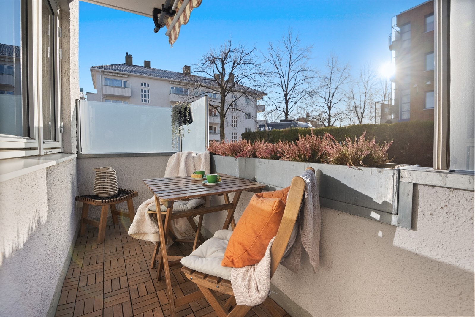 Leiligheten har en praktisk planløsning og gode lysforhold. Svært sentral beliggenhet med kort gangavstand til Majorstuen, samtidig som boligen ligger rolig og tilbaketrukket i grønne omgivelser i et meget veldrevet borettslag. Galleribilde