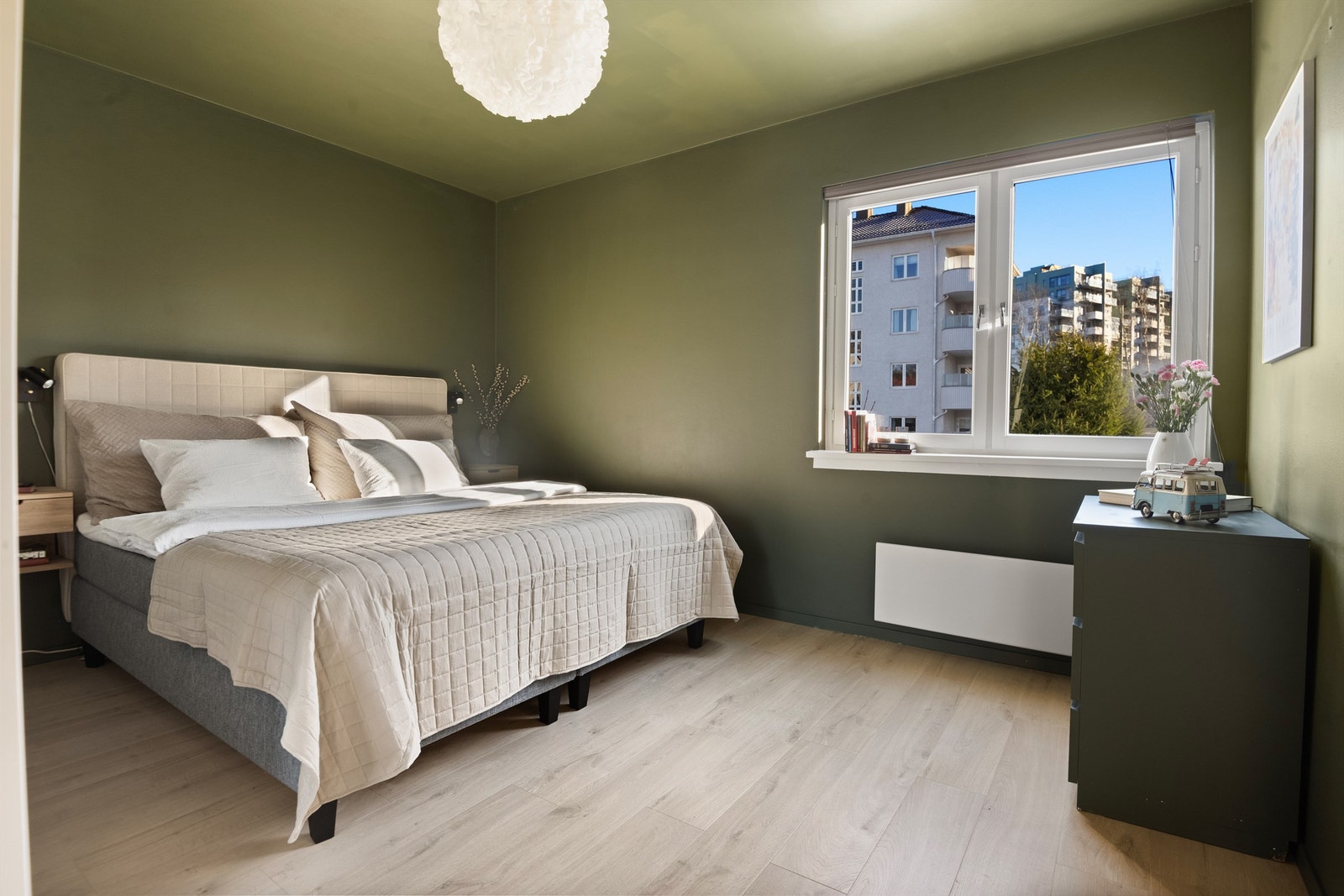 Leiligheten har to romslige soverom, begge med god plass til dobbeltseng og garderobeløsning. Galleribilde