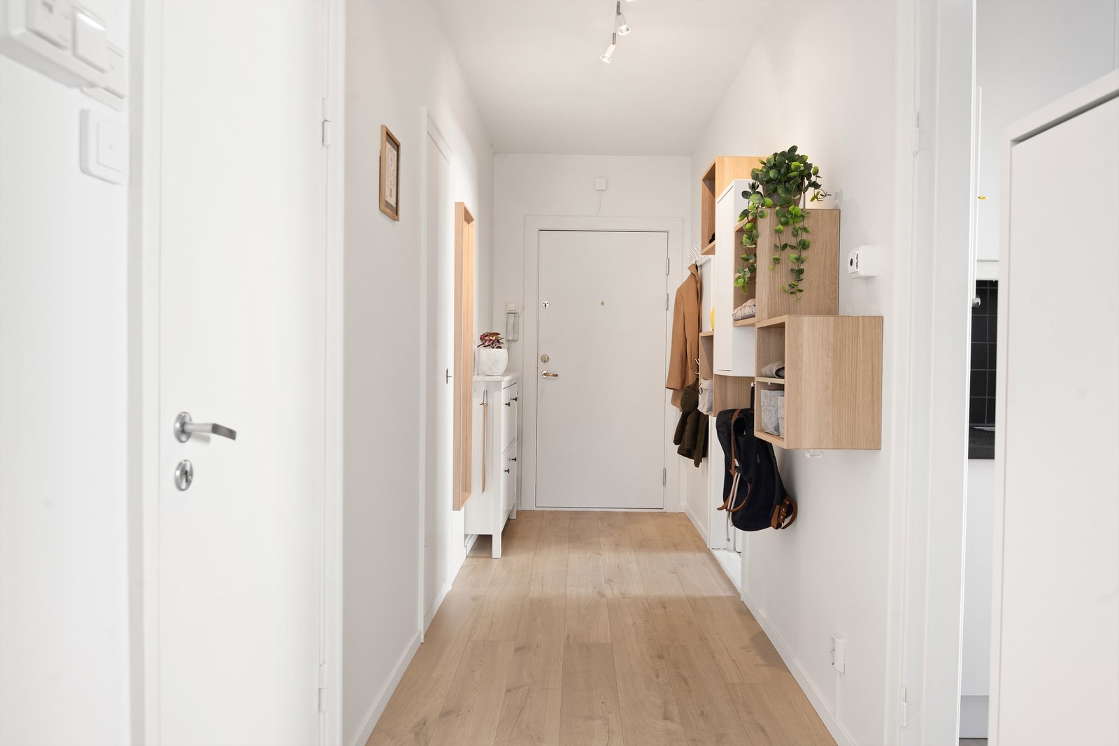 Et hyggelig førsteinntrykk med varme i gulv. Muligheter for kommode/skjenk, samt skohyller og knagger for oppbevaring av yttertøy. Galleribilde