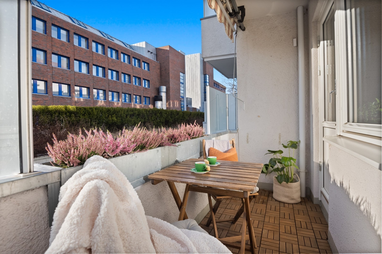 Et perfekt ekstrarom på varme sommerdager, med sol formiddag til ettermiddag/kveld på sommerstid (fra ca. kl. 10-18:15). Galleribilde