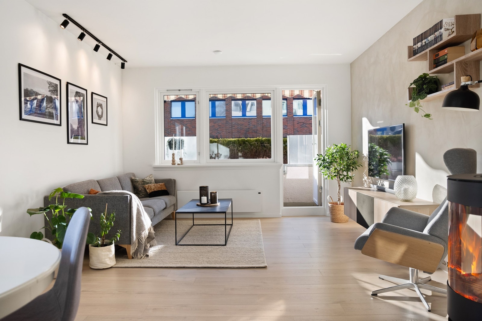 Utgang fra stuen til vestvendt balkong. Galleribilde