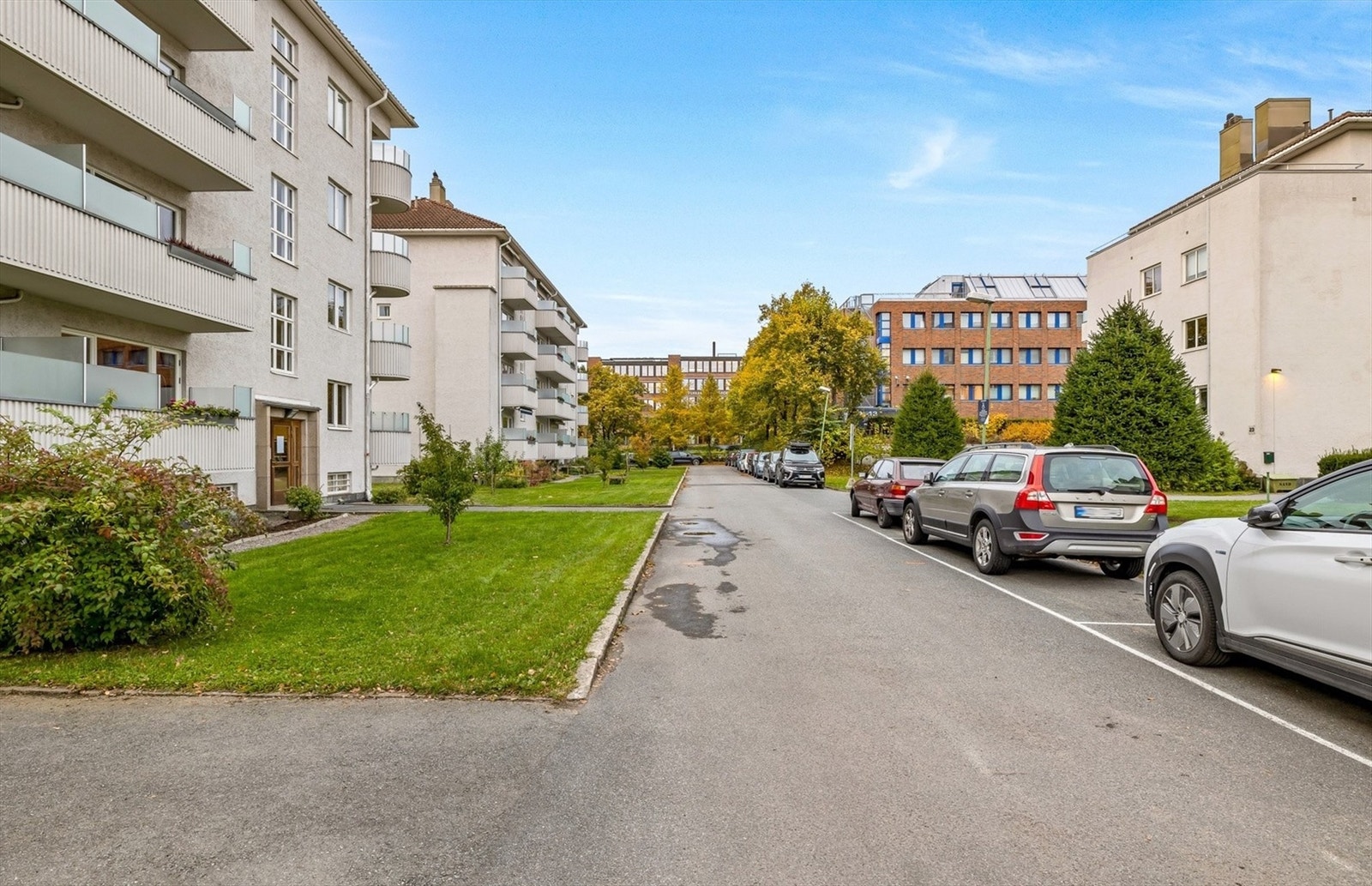 Godt med parkeringsplasser på borettslagets eiendom. Galleribilde