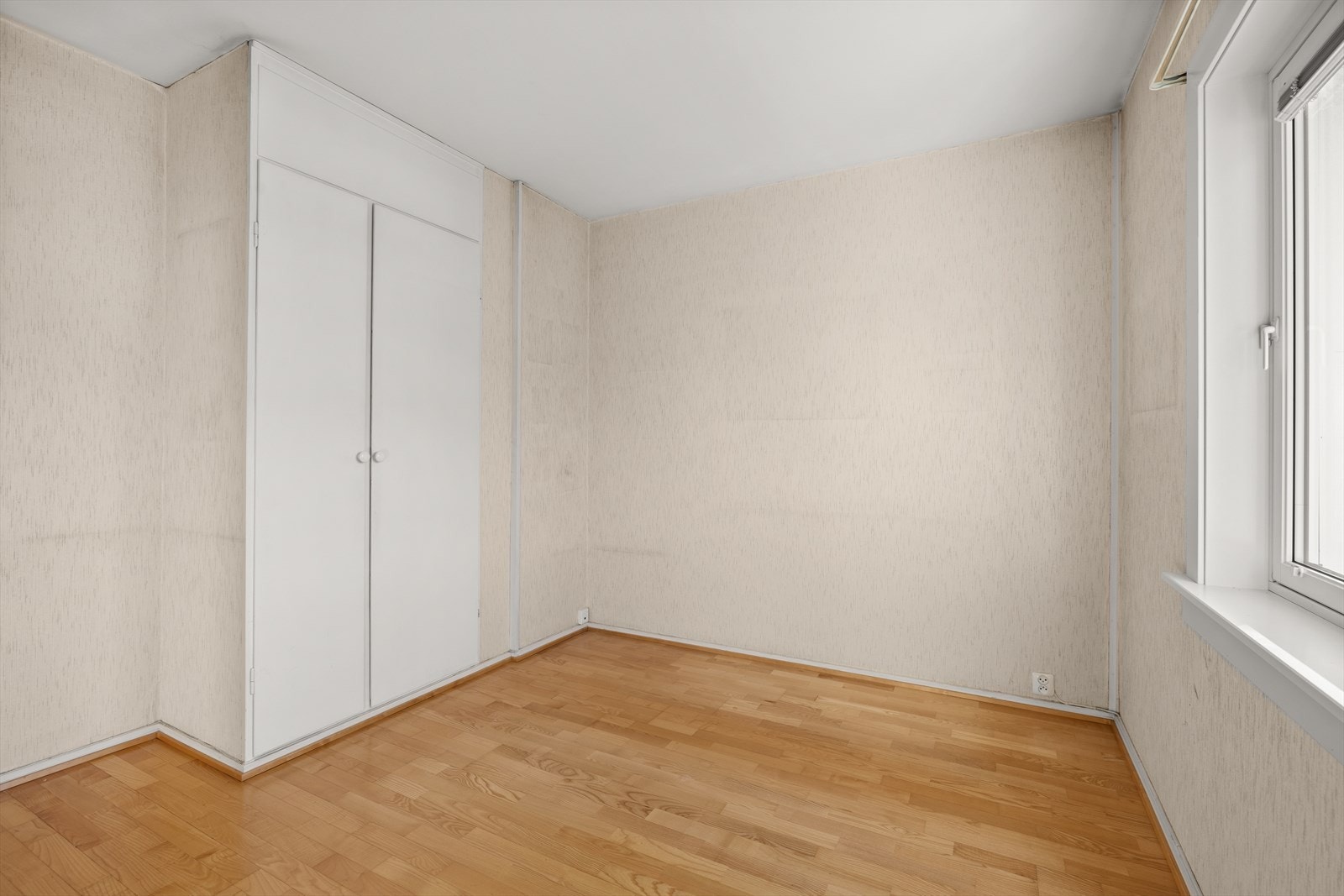 Soverom 1 med plass til dobbeltseng og garderobeløsning. Rommet har innebygd garderobeskap Galleribilde