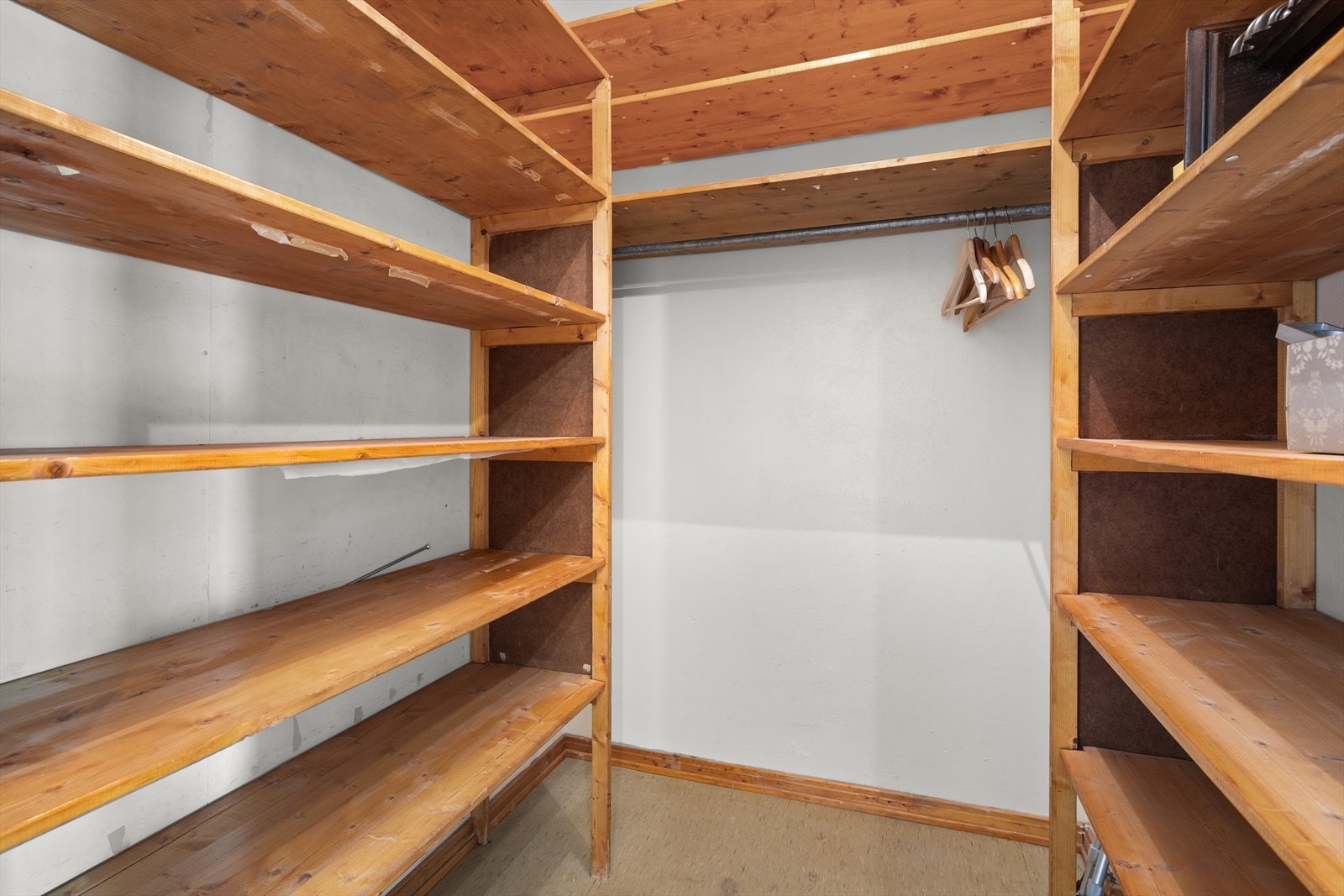Rikelig med lagringsplass i innvendig bod, kott og to kjellerboder Galleribilde