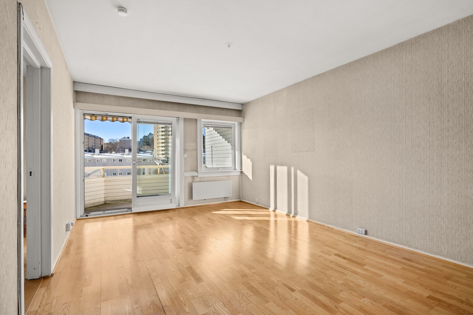 Store vindusflater som gir gode lys- og solforhold, og mye naturlig lysinnslipp Galleribilde