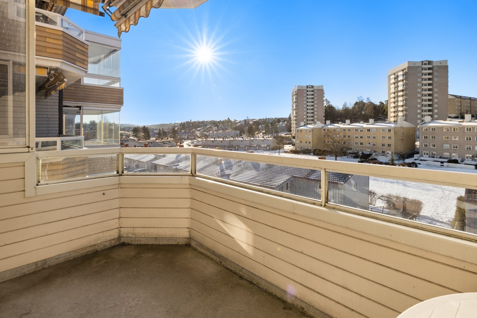 Balkongen er på 7 kvm og det er fin plass til utemøbler. Markise gir en lun og hyggelig atmosfære Galleribilde