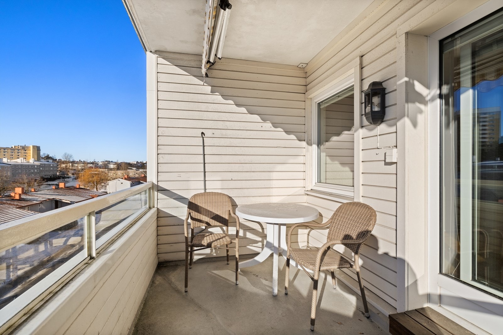 Fra stue er det utgang til syd-vestvendt balkong med meget gode solforhold Galleribilde