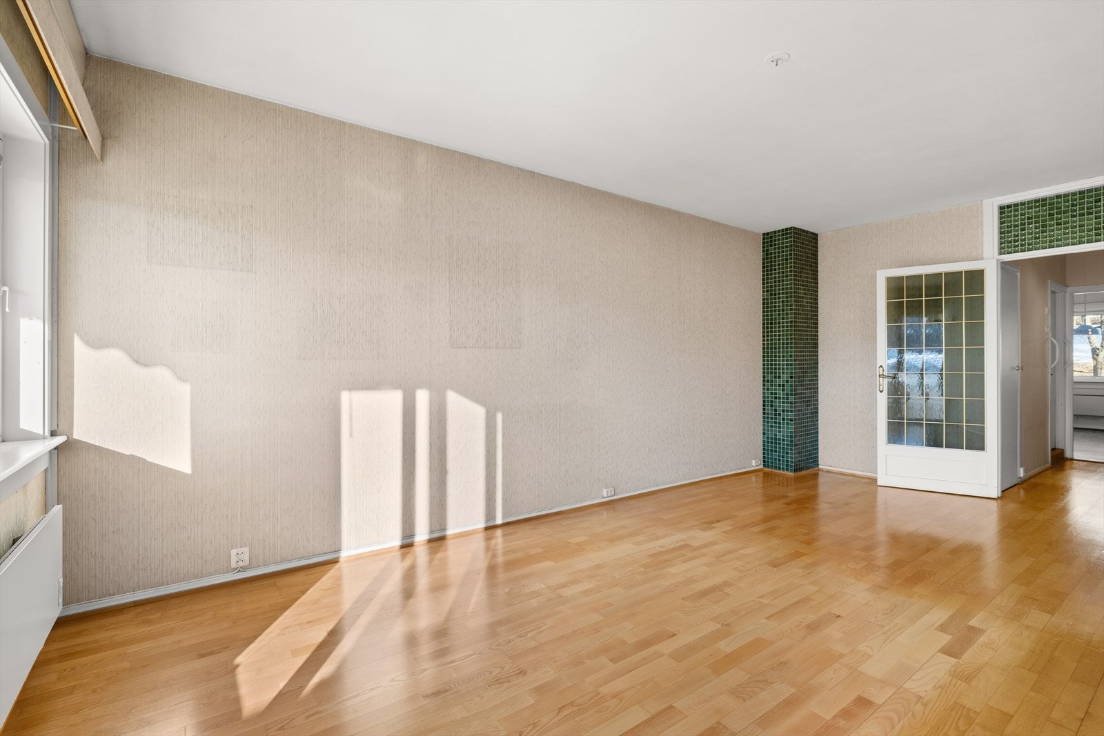 I stue er det gode møbleringsmuligheter med plass til flere sittegrupper og soner Galleribilde