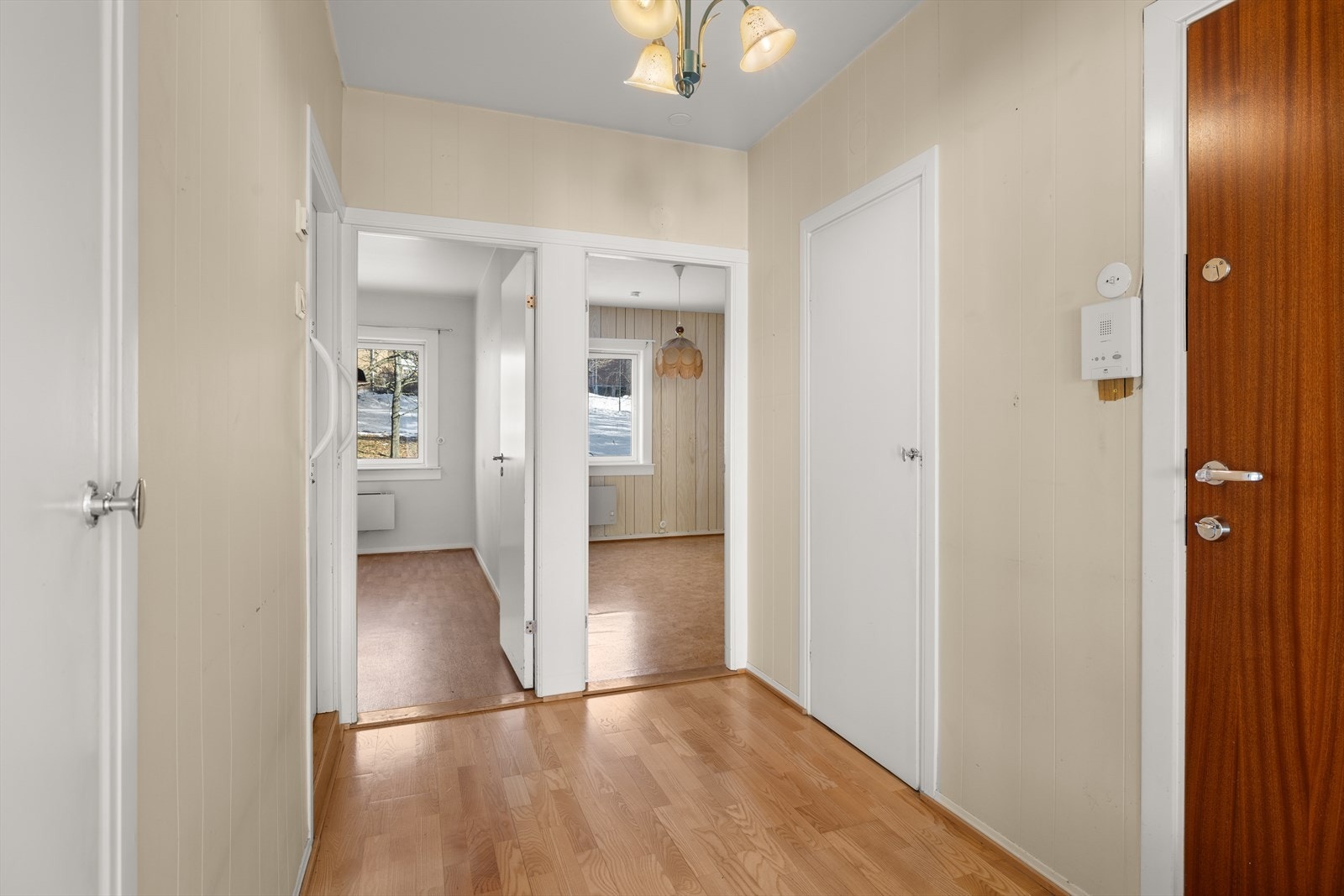 Entrè med god plass til oppbevaring av sko og yttertøy. Innvendig kott og bod er tilknyttet entrè Galleribilde