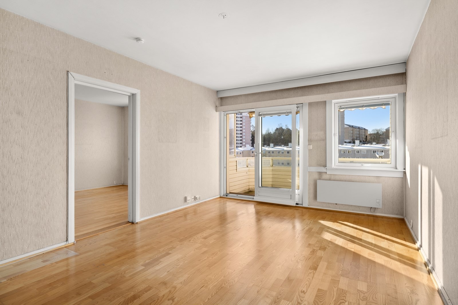 En solrik og gjennomgående 3-roms med fritt utsyn Galleribilde