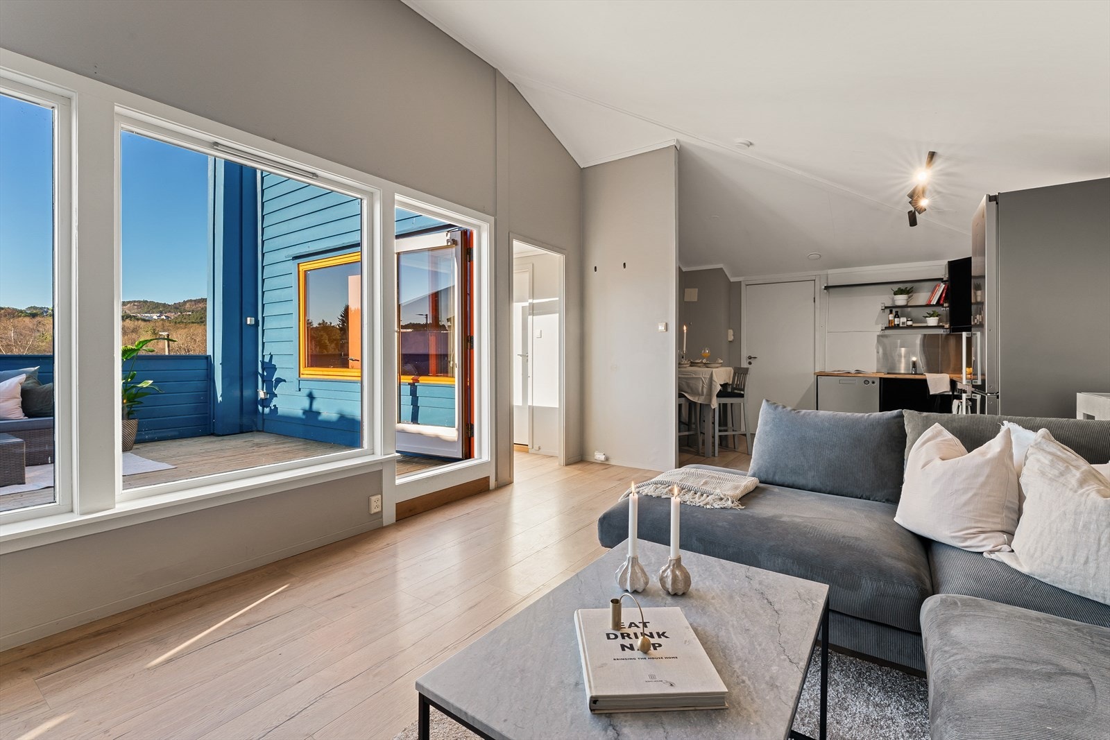 - Stuen har en imponerende takhøyde på 3,37 meter på det høyeste! - Galleribilde