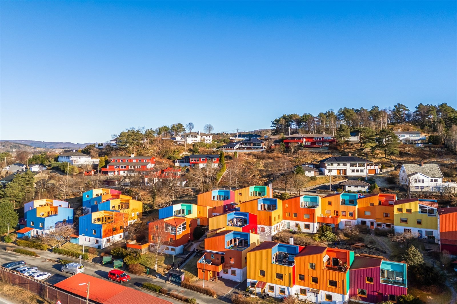 - Husene i borettslaget har blitt malt i glade og livlige farger, noe som gir en positiv og innbydende atmosfære i området - Galleribilde