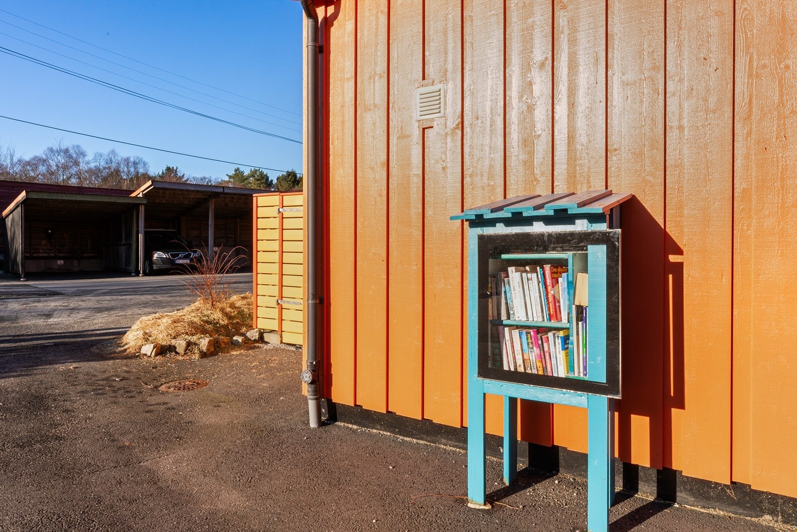- Eget lite bibliotekhus for beboerne - lån en bok - Galleribilde