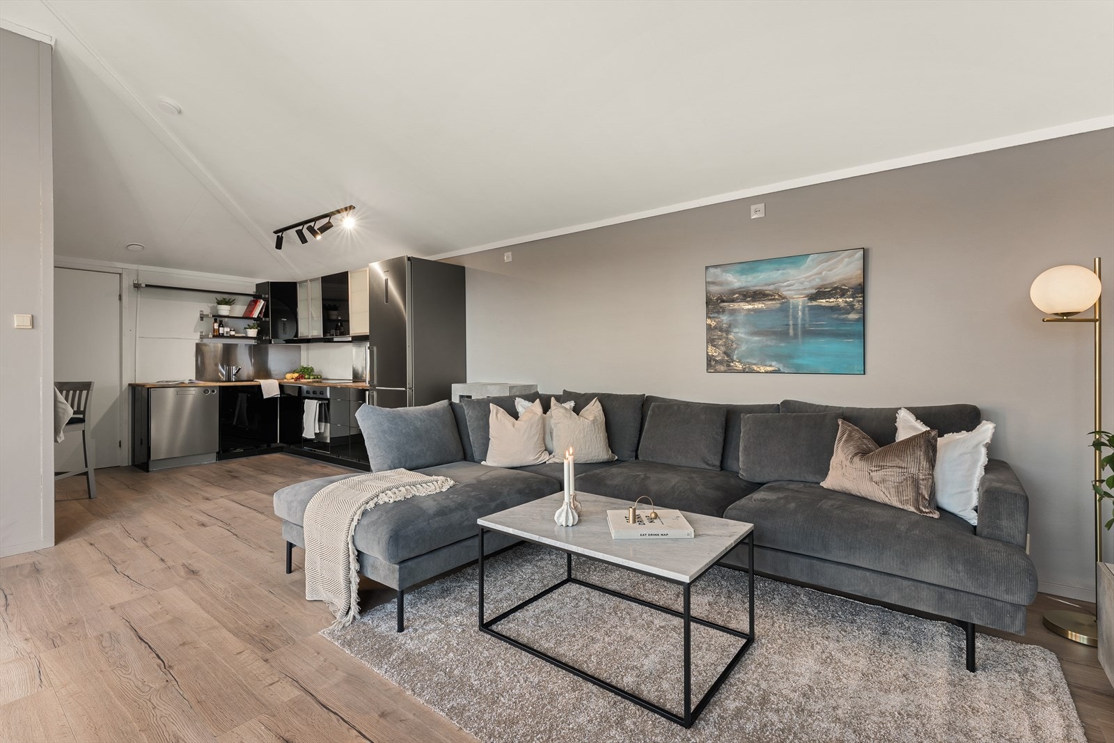 - Stuen og kjøkkenet sammen utgjør 27,8 m², som gir et godt, åpent og sammenhengende rom - Galleribilde