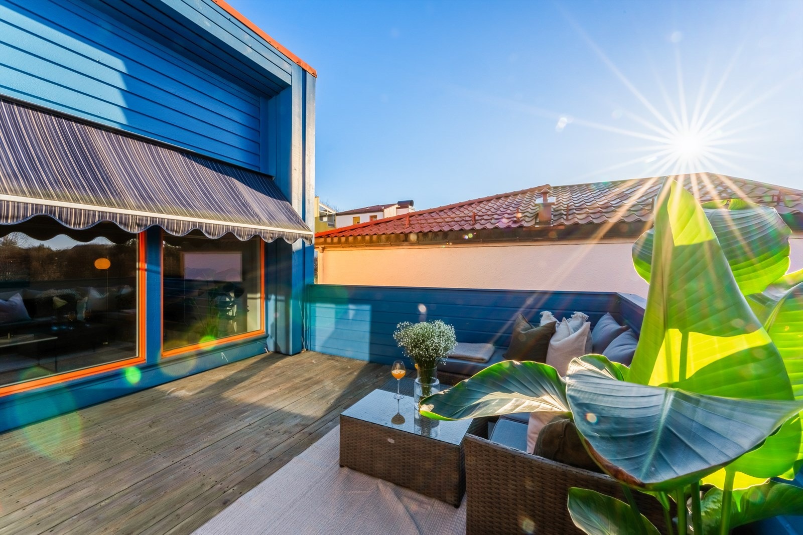 - Medfølgende solskjerming sørger for behagelig opphold utendørs uansett vær - Galleribilde