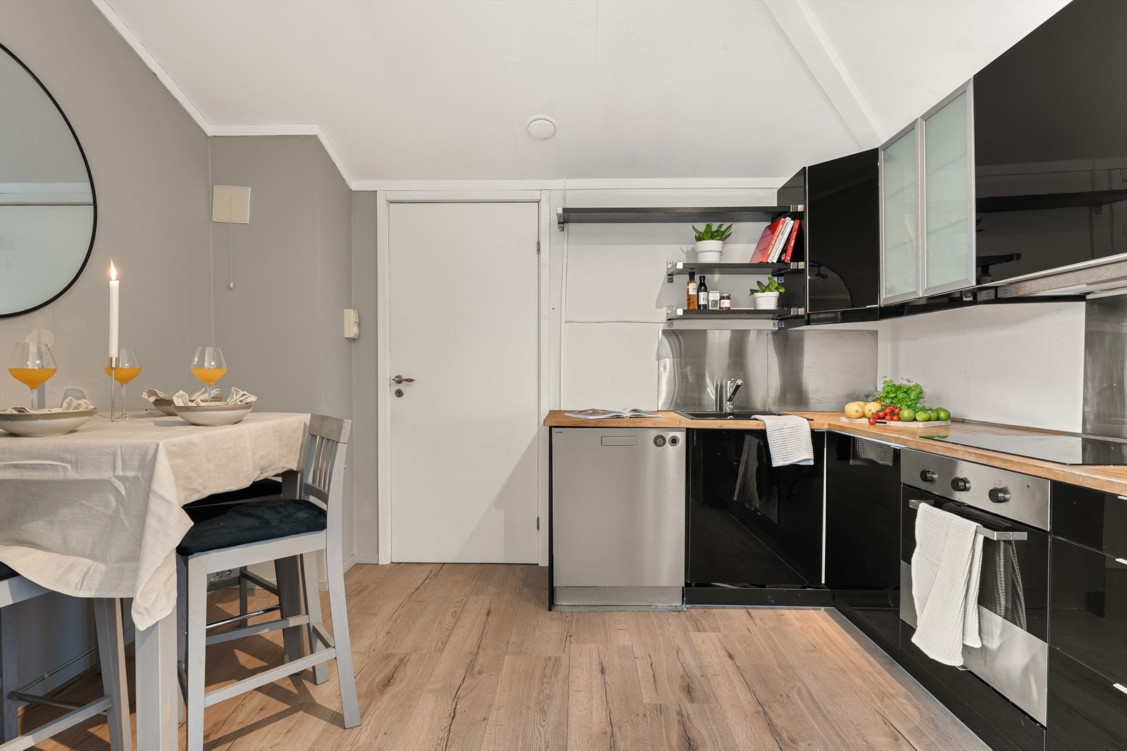 - Kjøkkeninnredning med slette fronter og heltré benkeplate med nedfelt vask - Galleribilde