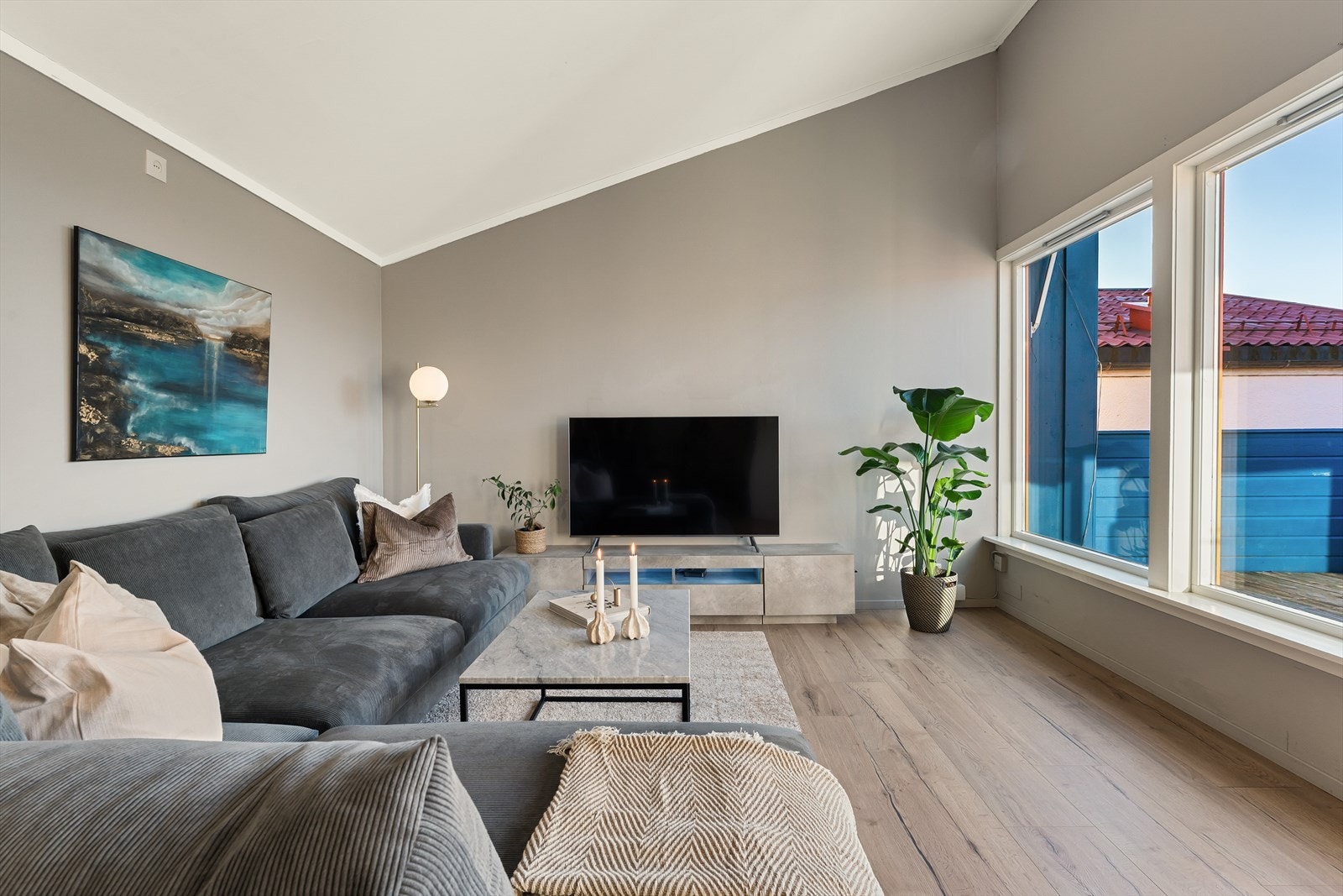 - Leiligheten har en bruttoareal på 58 m² og inneholder; to trapperom, gang, stue/kjøkken, soverom, bad og to bod - Galleribilde