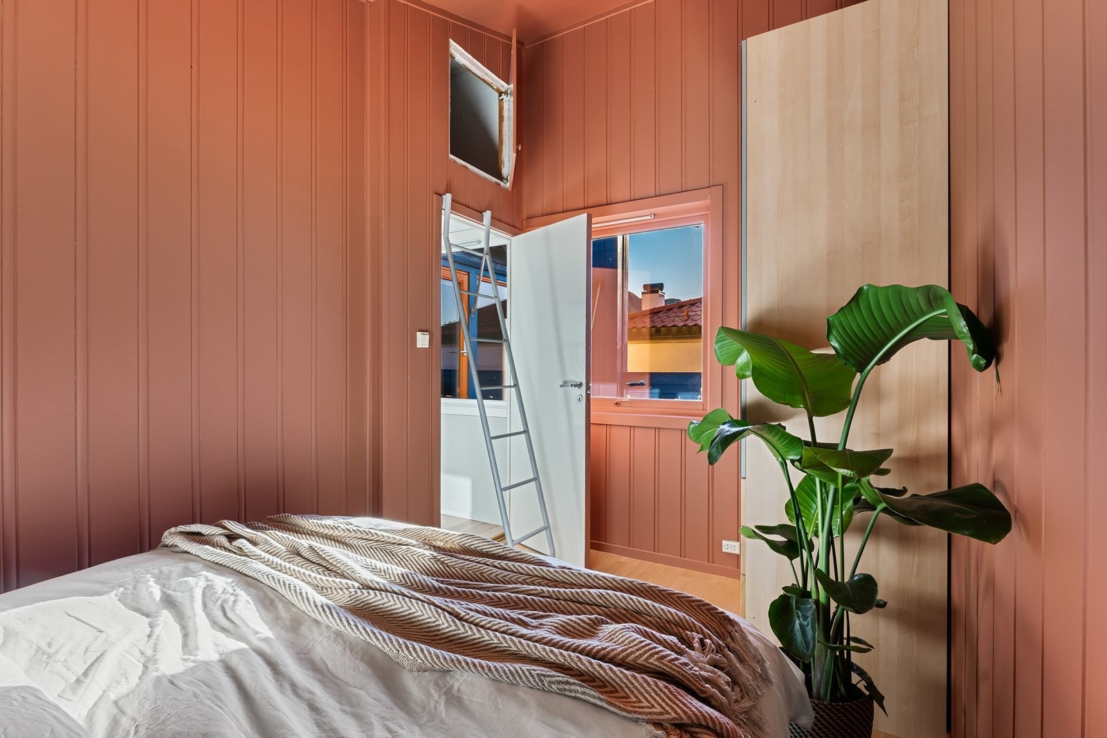 - Soverommet har kryploft, som kan gi ekstra lagringsplass for ting som ikke brukes daglig - Galleribilde