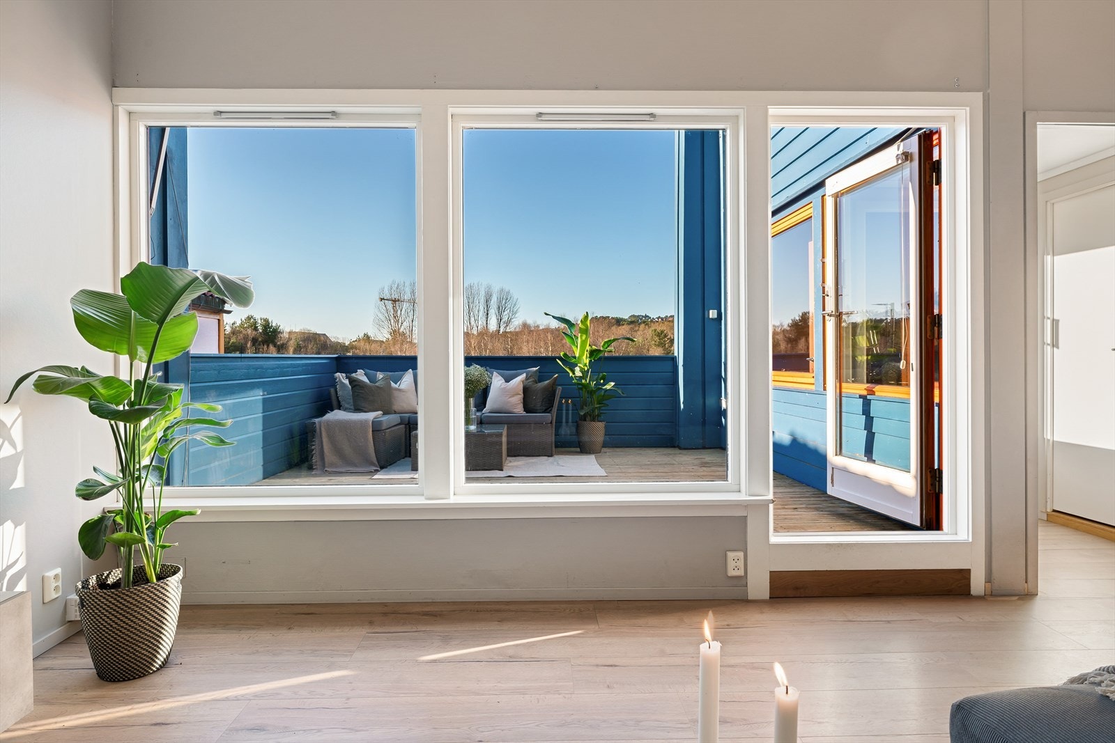 - Store vinduer i stuen skaper en luftig og lys atmosfære - Galleribilde