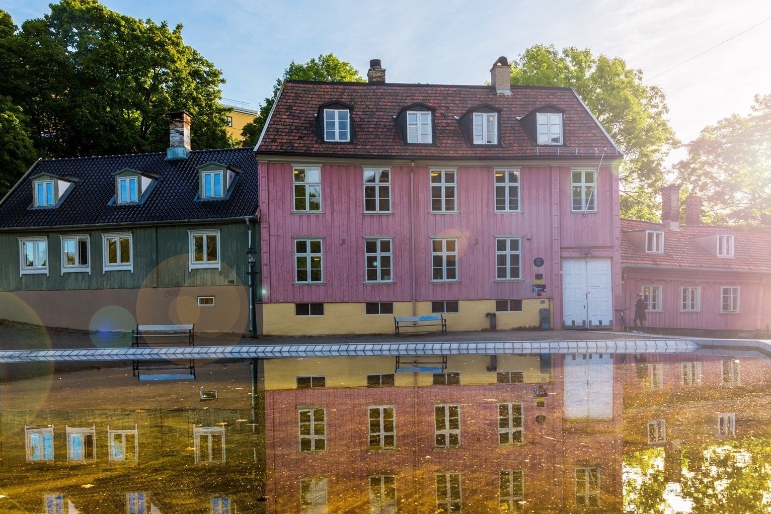 Det er kort vei til Akerselva med idyllisk tursti til Østmarka via Torshovog Nydalen. I marka har man utallige turmuligheter både sommer og vinter, gode fiskevann og flere fine badeplasser. Galleribilde