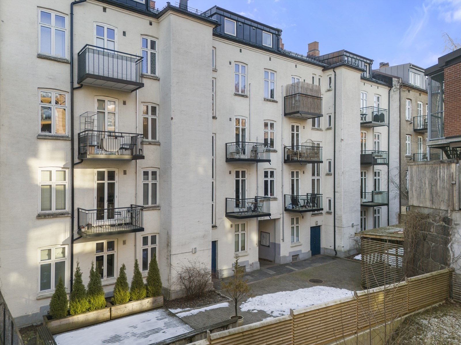 Dette er en lys og klassisk 4-roms leilighet sentralt på Fredensborg med separat kjøkken og pent bad. Galleribilde