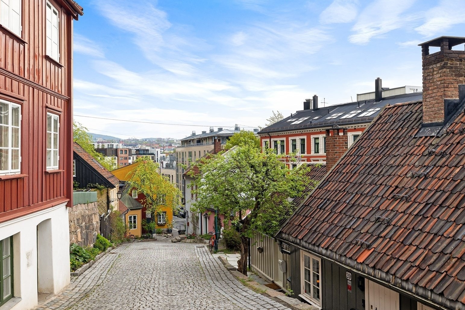 Idylliske Damstredet med sine sjarmerende småhus, er nabogaten. For å bedre ivareta de myke trafikantene er flere nabogater gjort om til hyggelige miljøgater med brosteinsbelagte parkeringsarealer, brede fortau og beplantning. Galleribilde