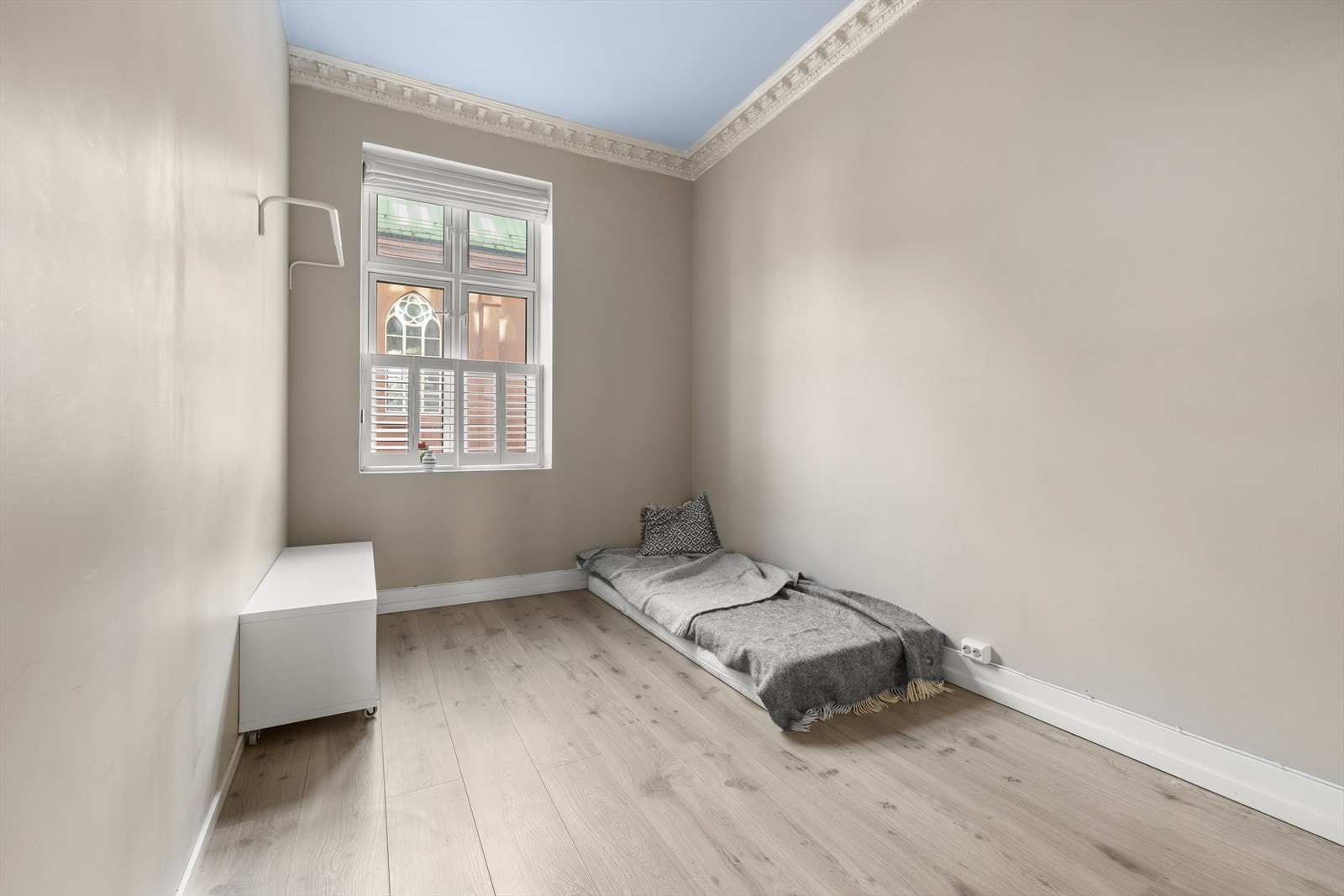 Rommene har lyse vegger og laminatgulv som gir et lyst og luftig preg. Galleribilde