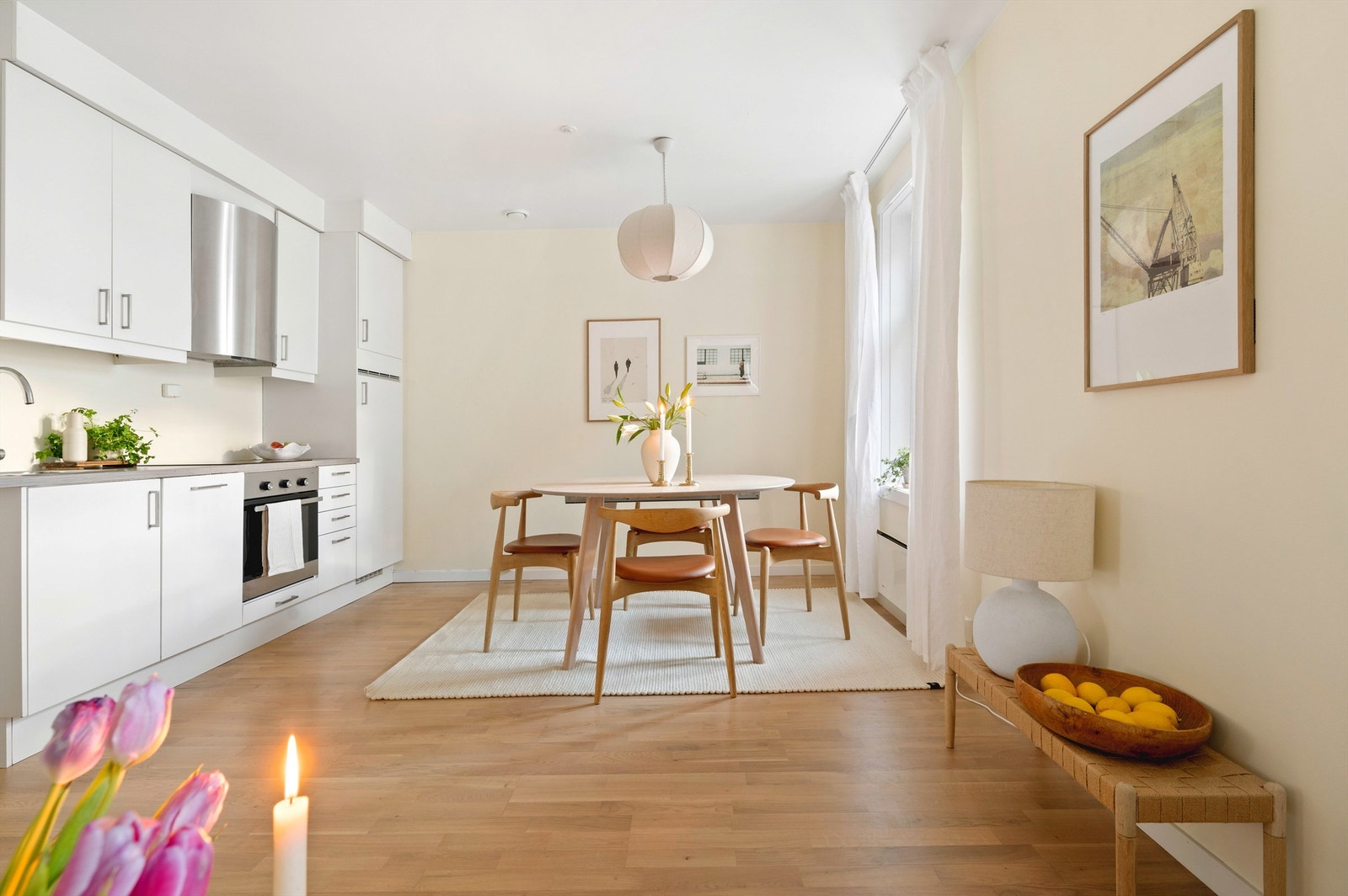 Bygget ble omgjort fra verksted/atelier til bolig i 2014 og holder følgelig god standard. Galleribilde