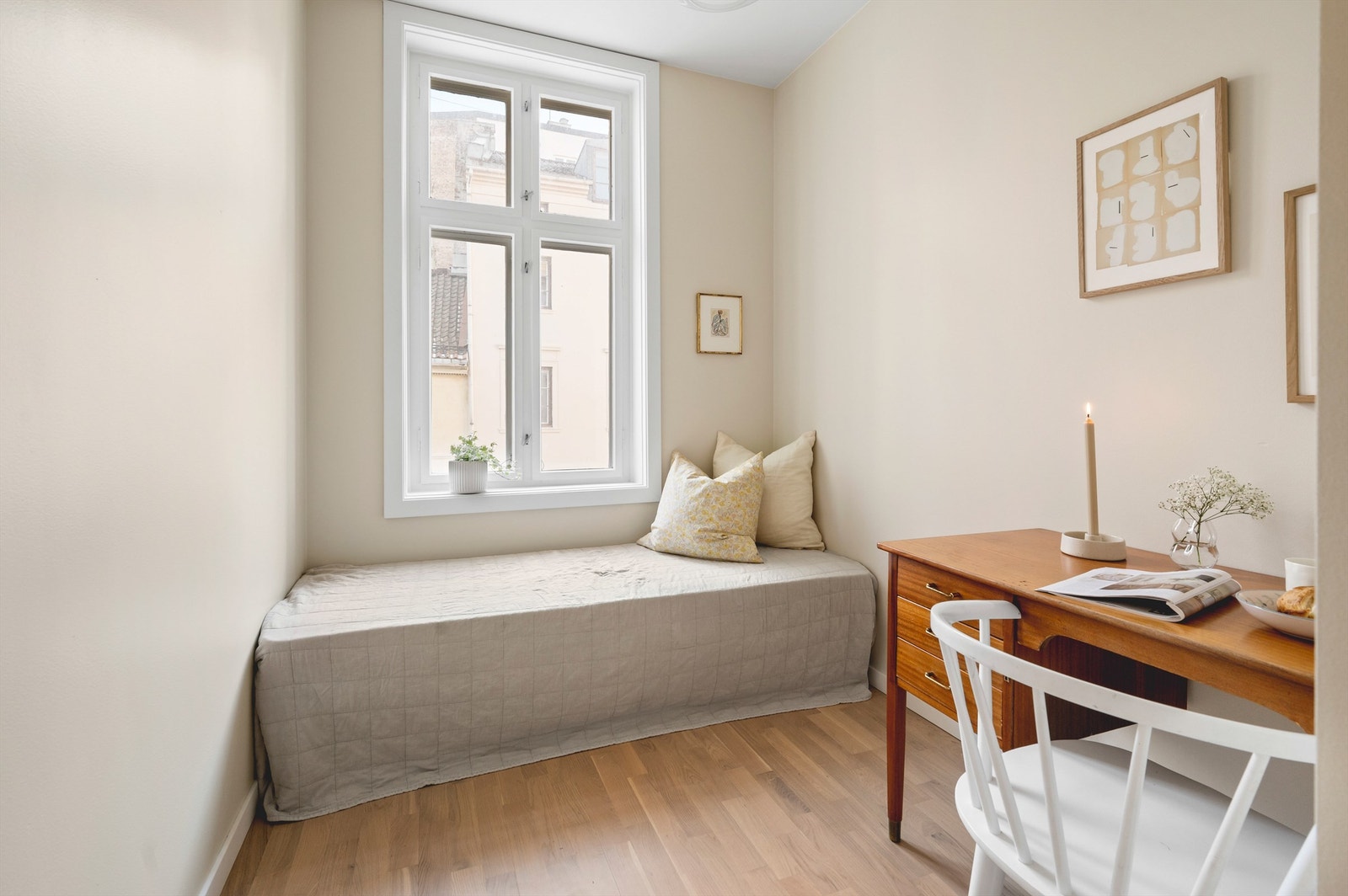 Leilighetens andre soverom har plass til seng, garderobeskap eller annet ønskelig møblement. Galleribilde