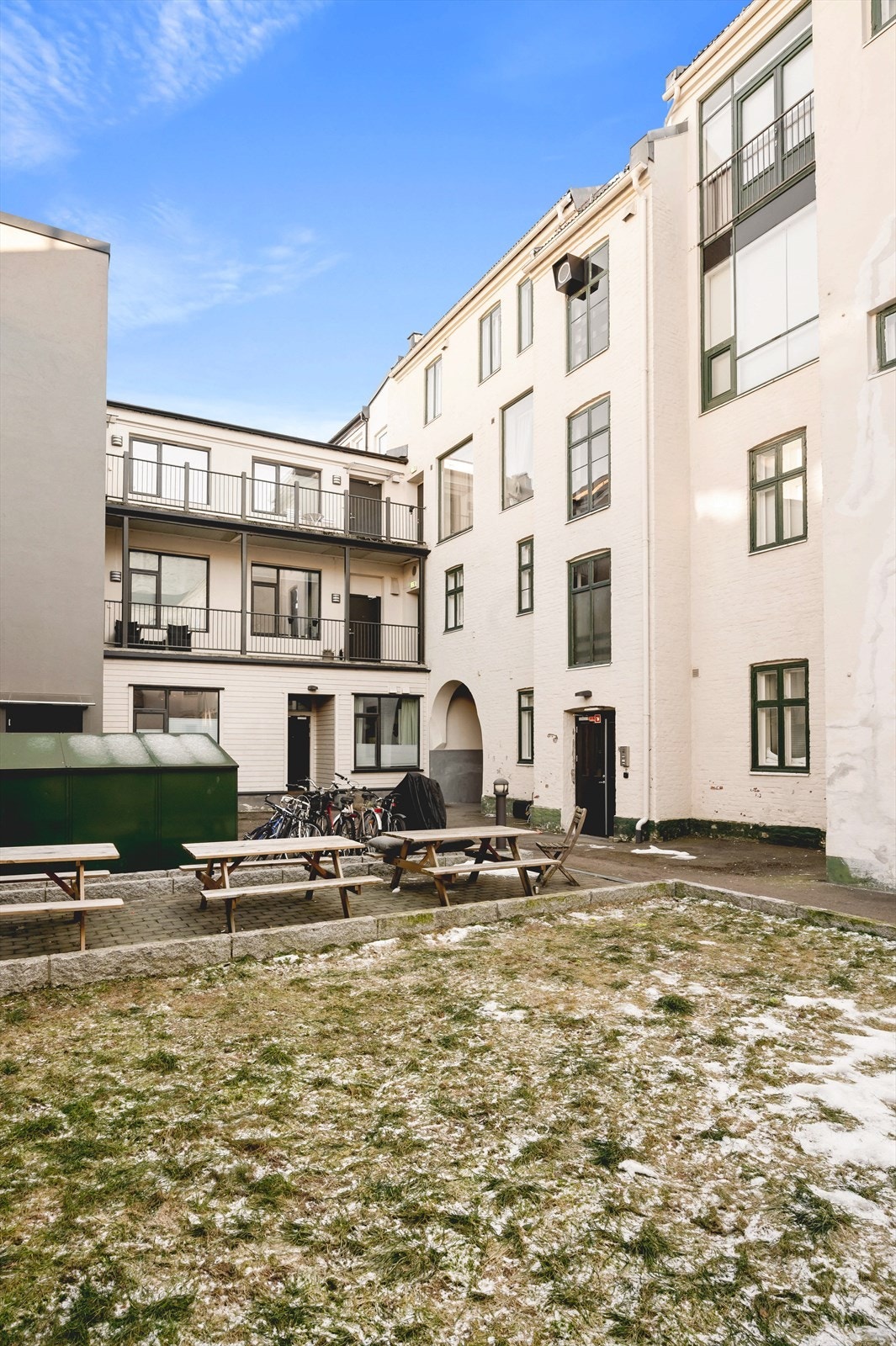 Bakgårdene i Fredensborgveien 4 og Fredensborgveien 6 er sammenhengende. De to sameiene har gjensidig bruksrett til hverandres bakgårder. Galleribilde