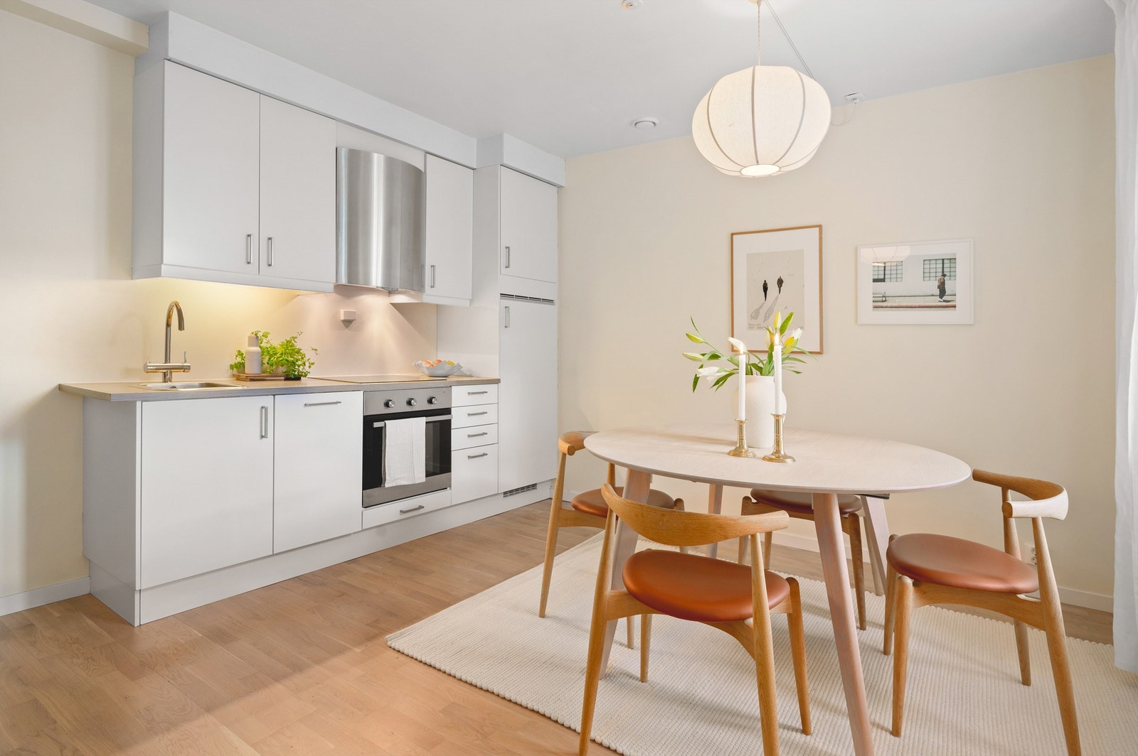 Hvitevarene er integrerte med platetopp, stekeovn, oppvaskmaskin og kjøleskap. Avtrekk over kokeplass via balansert anlegg. Komfyrvakt er montert. Galleribilde