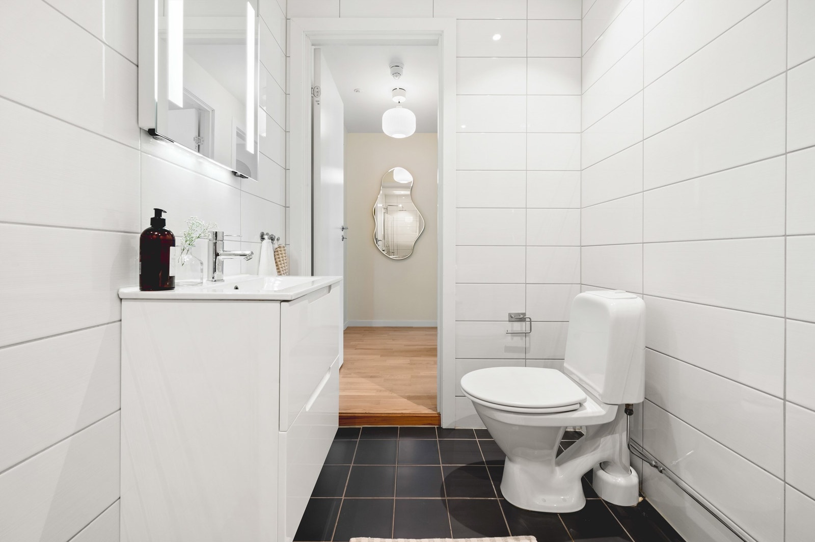 I 2024 ble spottene skiftet på badet. Utført av Boligelektrikeren AS. Galleribilde