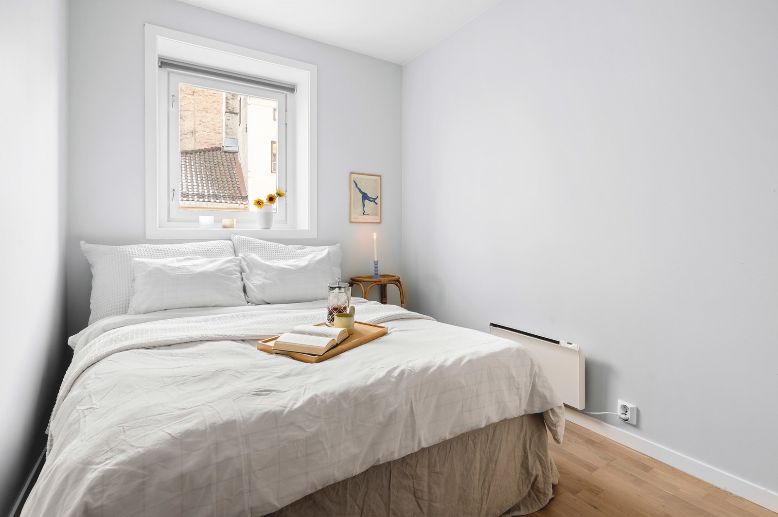 Hovedsoverommet er av god størrelse og har plass for dobbeltseng med tilhørende nattbord. Galleribilde