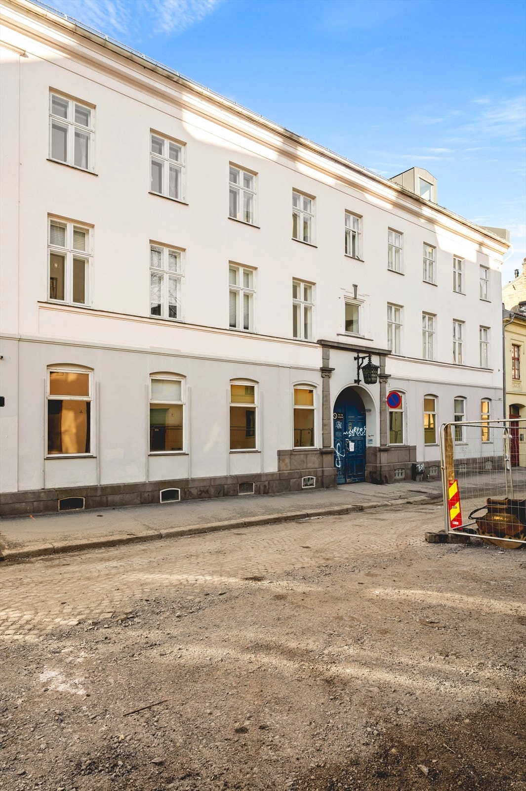 Sentral og meget attraktiv beliggenhet i et veletablert og populært boligområde. Fredensborg er et område som i hovedsak består av eldre klassiske bygårder fra byggeboomen i årene 1870-1900. Galleribilde