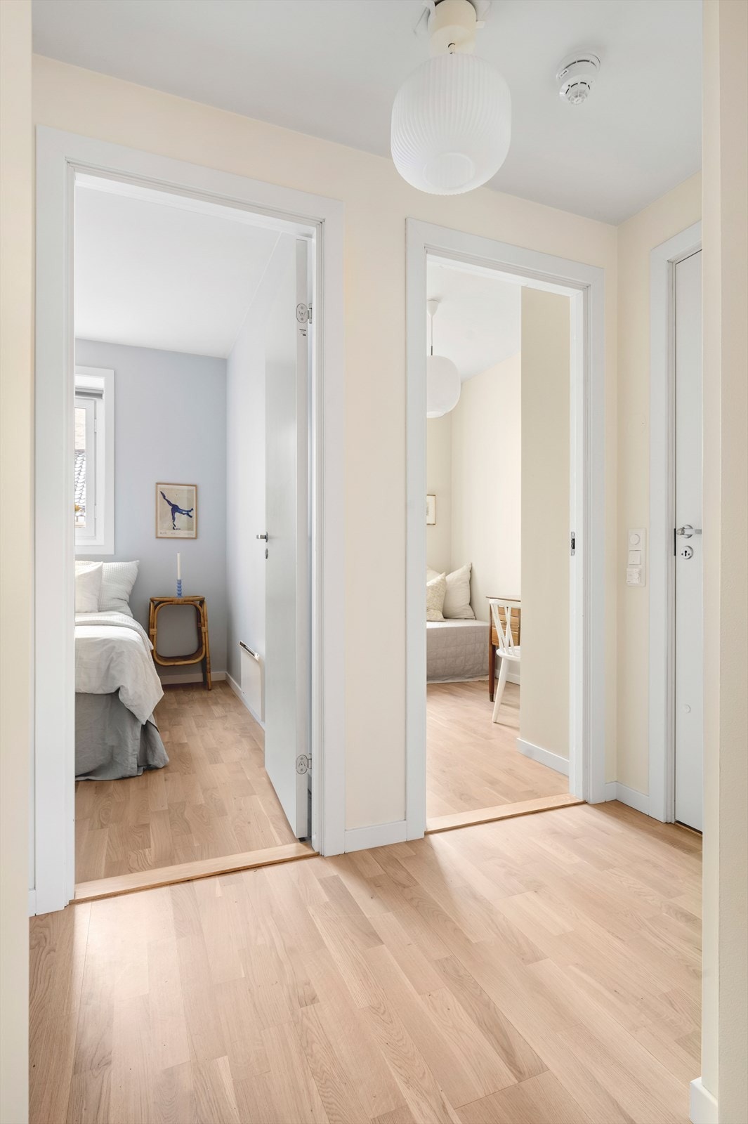 Leilighetens mer "private" del med to soverom og bad ligger fint tilbaketrukket fra stue og kjøkken og har adkomst via en mellomgang. Galleribilde