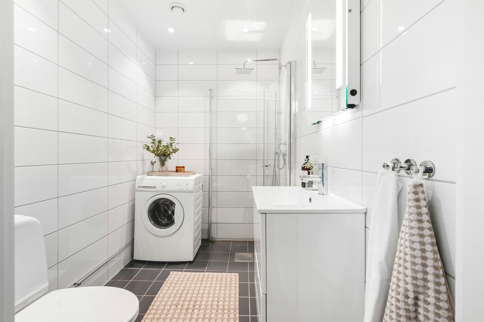 Delikat bad med flislagte overflater, innfelt downlights i himlingen og gulvvarme for en lun og behagelig start på dagen. Galleribilde