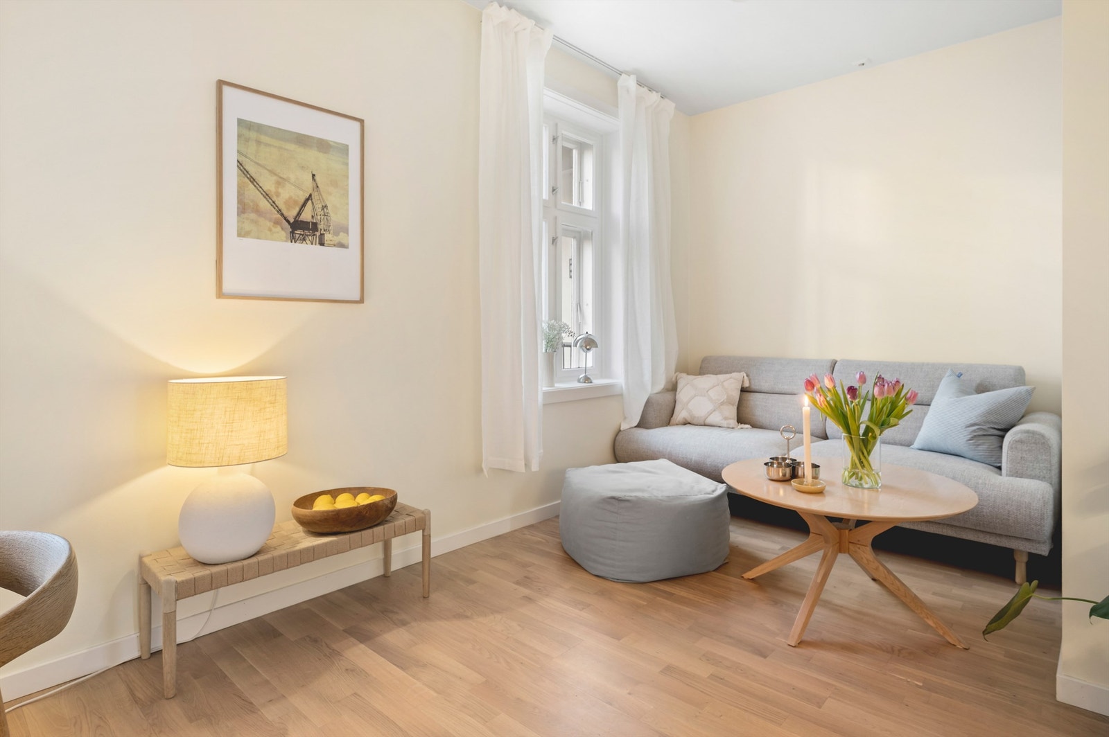 Her er det lett å møblere etter egen stil og ønske. Det god plass til sofa med tilhørende salongbord, tv-seksjon og spisebord i tilknytning til kjøkkenet. Galleribilde