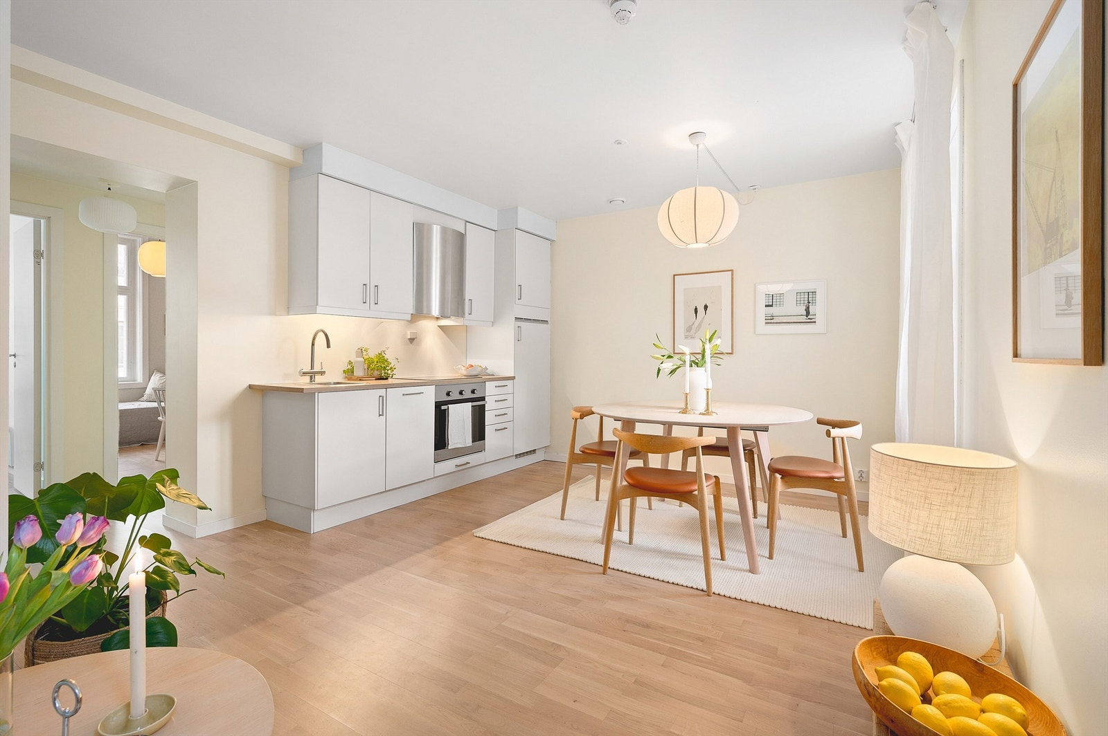 En særdeles lekker og stilren 3-roms leilighet med fantastisk beliggenhet på Fredensborg, sentralt i Oslo. Leiligheten ligger i byggets 2. etasje og har en gjennomgående og luftig planløsning. Galleribilde