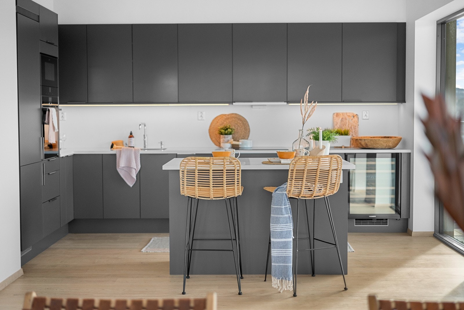 Praktisk kjøkkenøy som gir ekstra oppbevaring og en plass å nyte de små måltider. Galleribilde