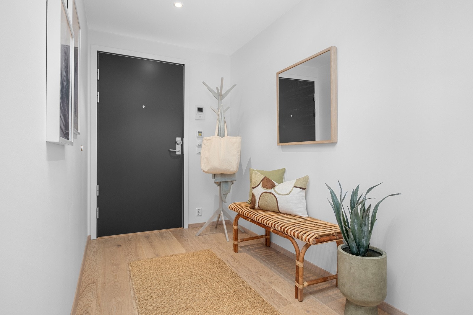 Lys og romslig entré med god plass til oppbevaring av yttertøy og sko. Galleribilde