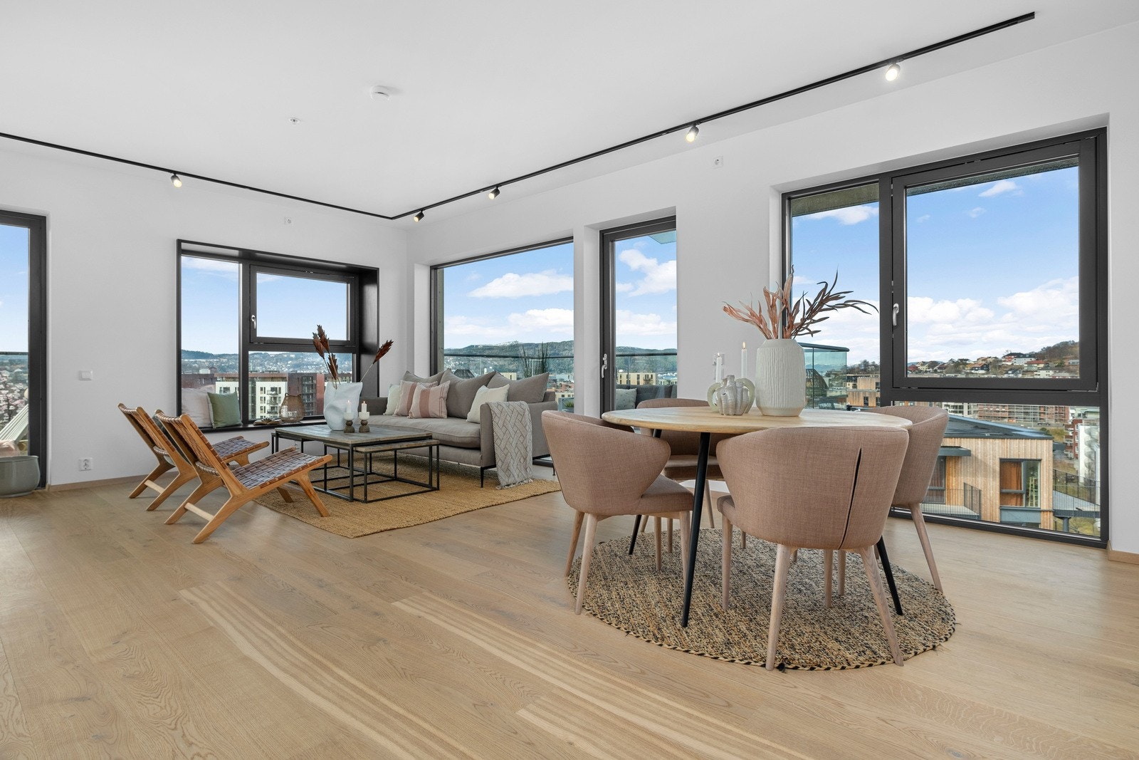 Stuen ligger i åpen løsning med kjøkkenet og arealet utgjør ca. 48kvm. Galleribilde