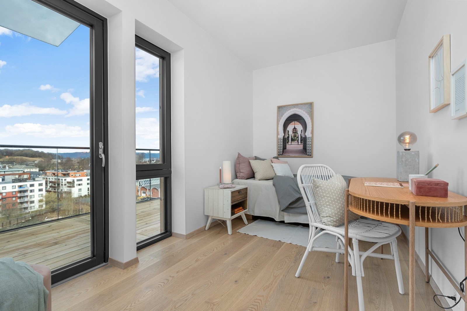 Soverom 2 er på ca. 8,9 kvm og har utgang til egen balkong på ca. 8 kvm. Galleribilde