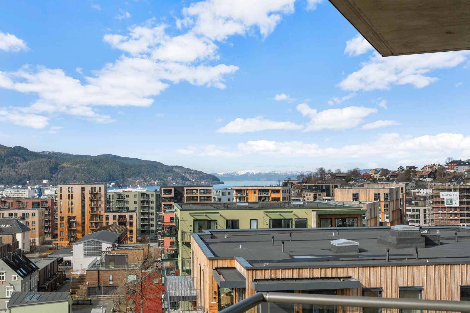 En fantastiske hjørneleiligheten i 10. etasje, med meget gode sol- og utsiktsforhold. Galleribilde