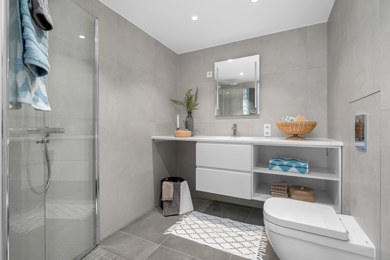 Baderom 2 ligger med adkomst fra leiligheten entré. Galleribilde